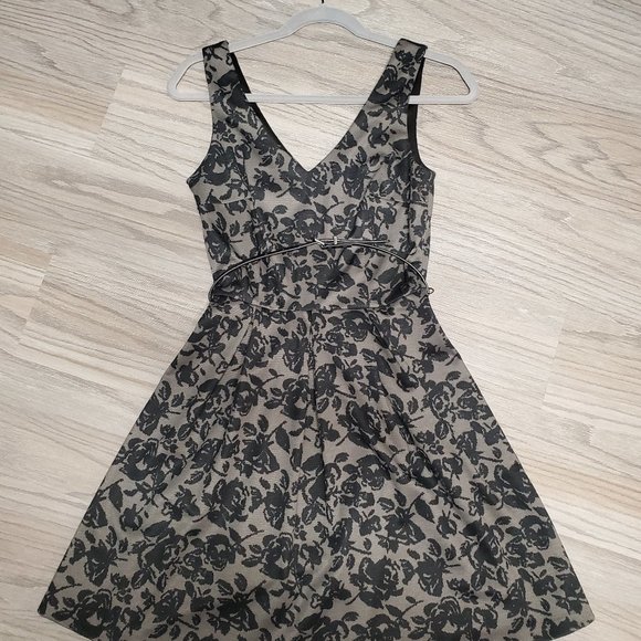 Iz Byer Dresses & Skirts - IZ Byer Floral Sleeveless Dress, Size 5